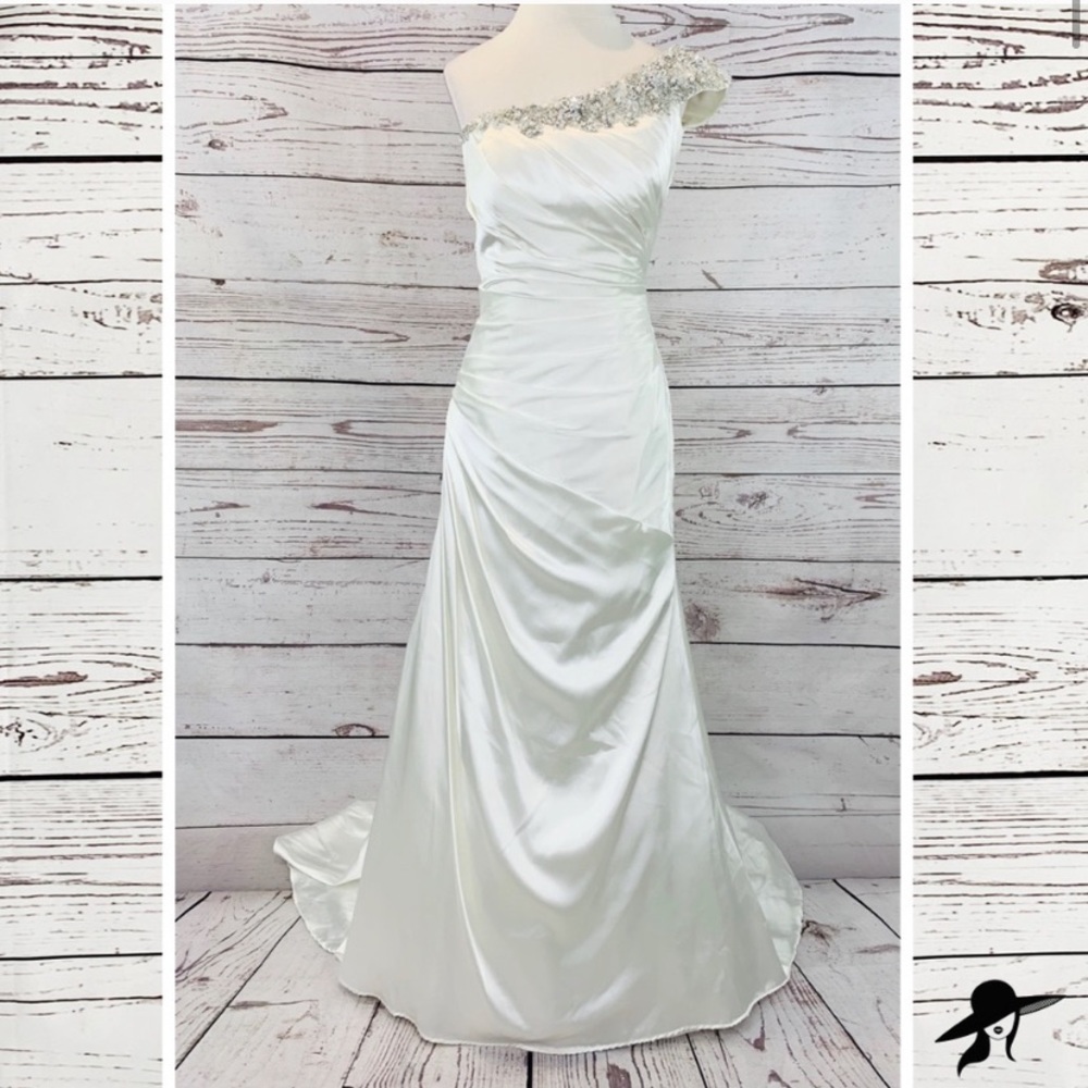 Stunning ivory Galina Signature Wedding Dress
